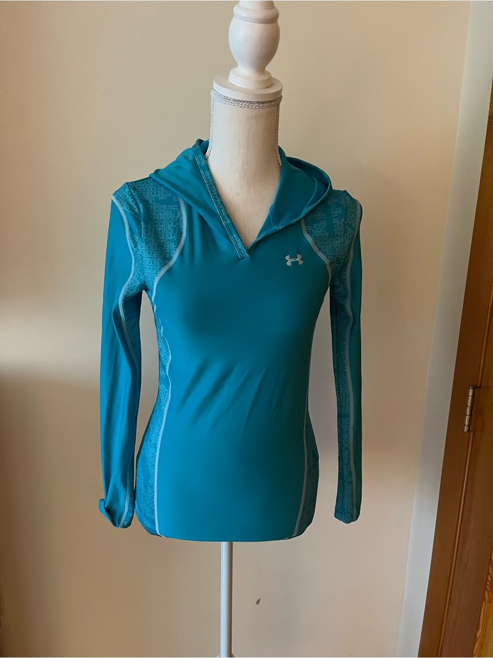 Under Armour Cold Gear Hooded Long Sleeve Women’s Performance Top